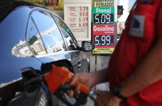 Preço da gasolina sobe para R$ 2,93 por litro nas refinarias