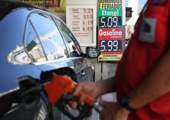 Preço da gasolina sobe para R$ 2,93 por litro nas refinarias