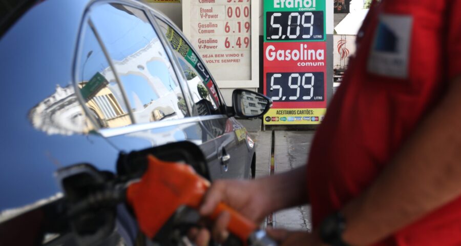 Preço da gasolina sobe para R$ 2,93 por litro nas refinarias