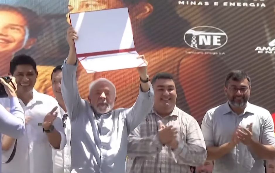 Presidente Lula recebe título de cidadão parintinense durante lançamento de Luz para Todos