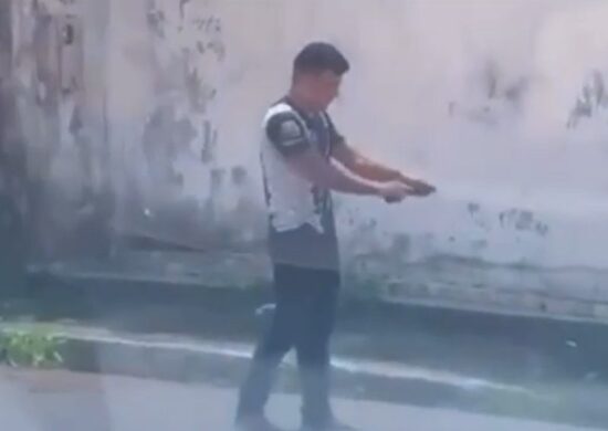 VÍDEO: mulher é agredida por homem armado em rua de Rio Branco, no AC