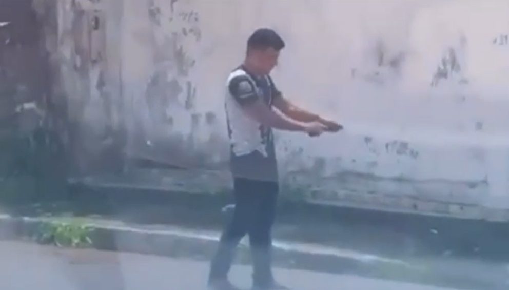 VÍDEO: mulher é agredida por homem armado em rua de Rio Branco, no AC