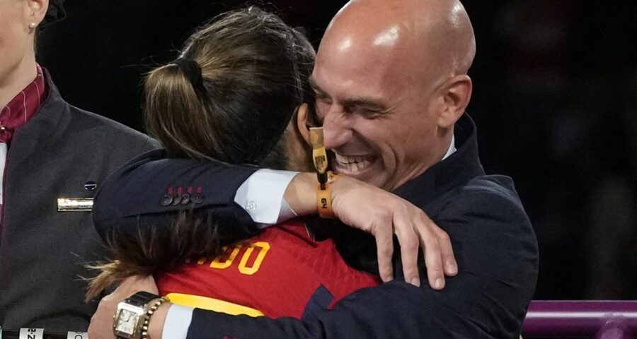 Presidente da RFEF, Luis Rubiales é denunciado pelo Escola Nacional de Treinadores de Futebol da Espanha - Foto: Foto: Rick Rycroft/Associated Press/Estadão Conteúdo