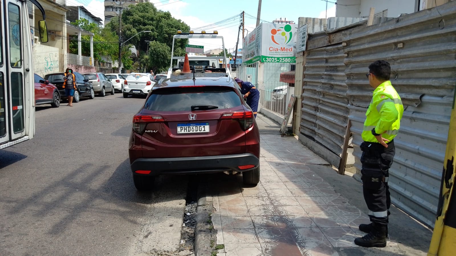 IMMU intensifica fiscalização veículosno Centro para garantir corredores livres e coibir estacionamentos irregulares - Fotos: Divulgação / IMMU