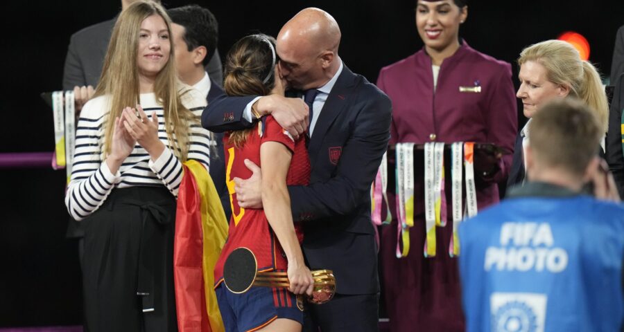 Luis Rubiales deu um beijo na boca de Jenni Hermoso, um dos destaques da seleção na conquista do primeiro título mundial, e a imagem rodou o mundo causando revolta nas redes sociais - Foto: Alessandra Tarantino/Associated Press/Estadão Conteúdo