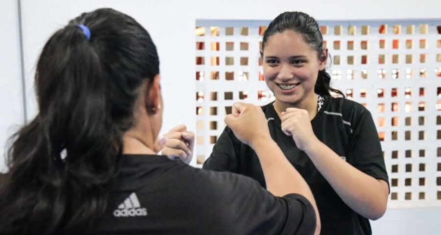 Mãe e filha participam do curso de defesa pessoal feminina - Foto: Solange Rocha/Sedel