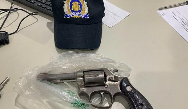 Suspeito e a arma utilizada por ele, um revólver calibre 38, com cinco munições intactas e uma deflagrada, foram apresentados na delegacia de Polícia Civil