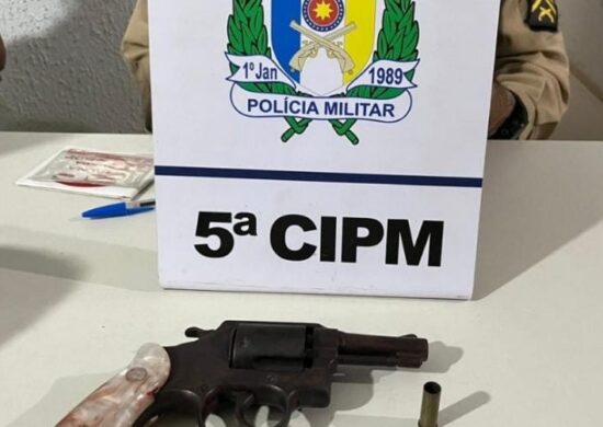 A mulher de 22 anos relatou aos militares que, após um desentendimento, o suspeito a teria ameaçado com uma arma