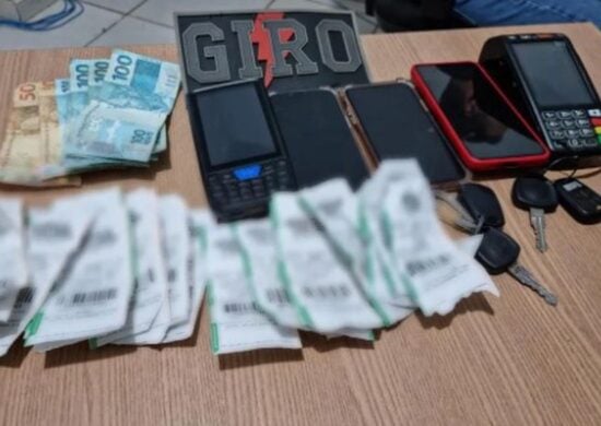 Ao serem revistados, os policias encontraram com os suspeitos 25 ingressos, R$ 600,00, uma máquina de passar cartão e um equipamento validador de ingresso