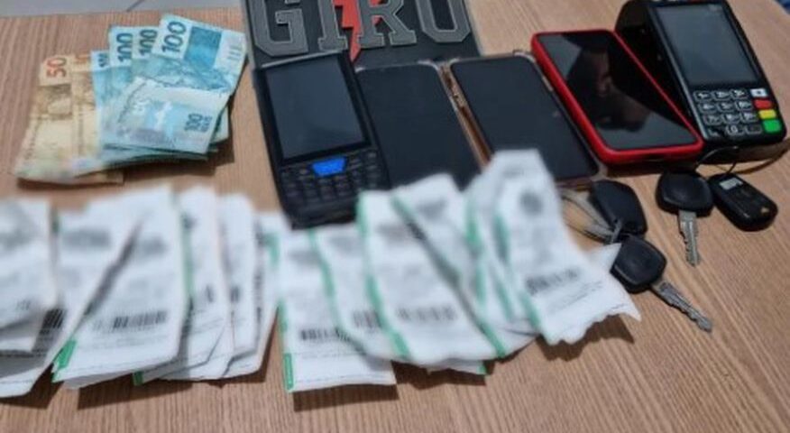 Ao serem revistados, os policias encontraram com os suspeitos 25 ingressos, R$ 600,00, uma máquina de passar cartão e um equipamento validador de ingresso