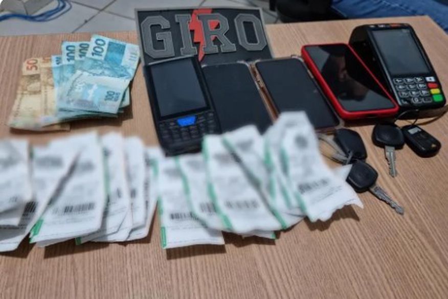 Ao serem revistados, os policias encontraram com os suspeitos 25 ingressos, R$ 600,00, uma máquina de passar cartão e um equipamento validador de ingresso