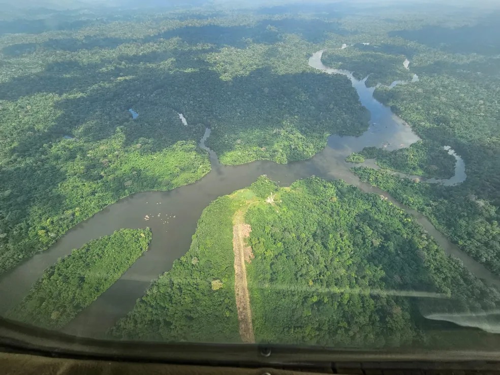Tripulantes de helicóptero desaparecido na Amazônia são encontrados com vida