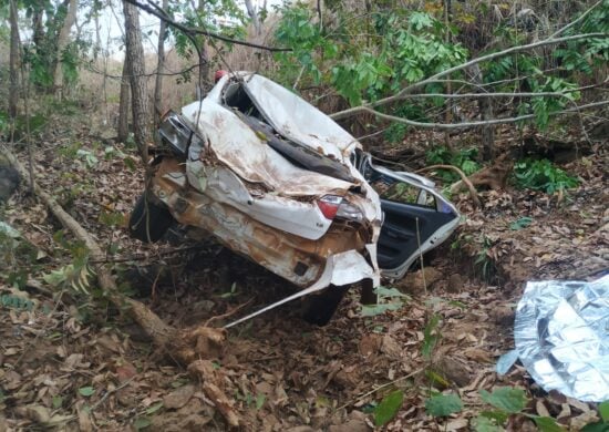 Traseira do carro ficou completamente destruída em capotamento