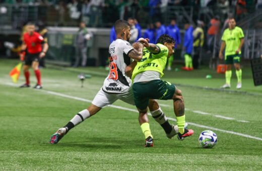 Paulinho disputa bola com Richard Rios durante partida entre Palmeiras e Vasco, pela 21ª rodada do Campeonato Brasileiro 2023 - Foto: Yuri Murakami/Fotoarena/Fotoarena/Estadão Conteúdo