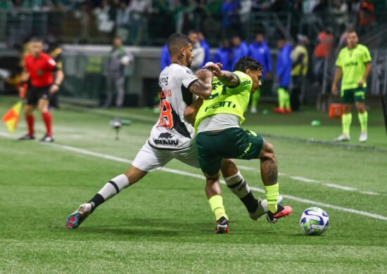 Paulinho disputa bola com Richard Rios durante partida entre Palmeiras e Vasco, pela 21ª rodada do Campeonato Brasileiro 2023 - Foto: Yuri Murakami/Fotoarena/Fotoarena/Estadão Conteúdo