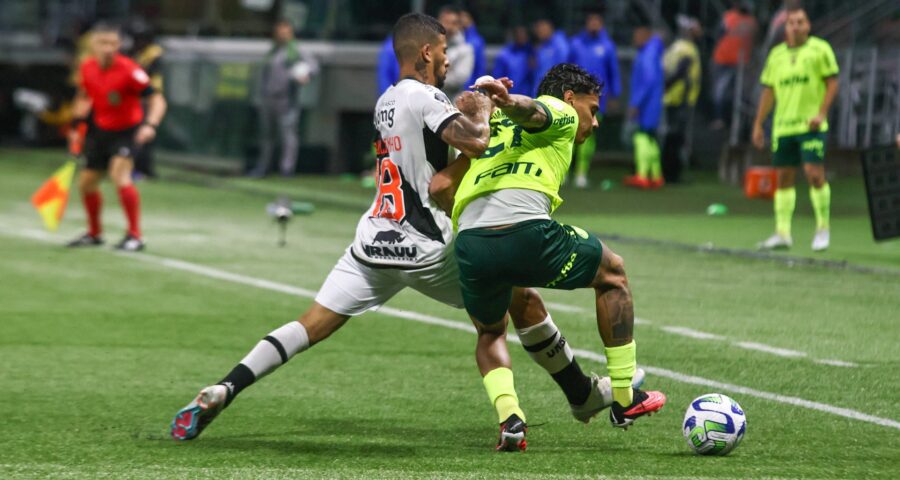 Paulinho disputa bola com Richard Rios durante partida entre Palmeiras e Vasco, pela 21ª rodada do Campeonato Brasileiro 2023 - Foto: Yuri Murakami/Fotoarena/Fotoarena/Estadão Conteúdo