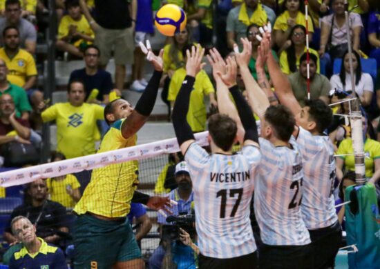 Brasil durante partida contra Argentina no Geraldão pela Sul-Americano De Vôlei Masculino - Foto: Rafael Vieira/Agif - Agência De Fotografia/Agif - Agência De Fotografia/Estadão Conteúdo