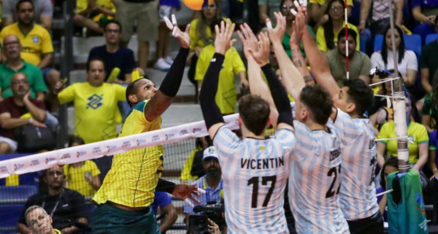 Brasil durante partida contra Argentina no Geraldão pela Sul-Americano De Vôlei Masculino - Foto: Rafael Vieira/Agif - Agência De Fotografia/Agif - Agência De Fotografia/Estadão Conteúdo