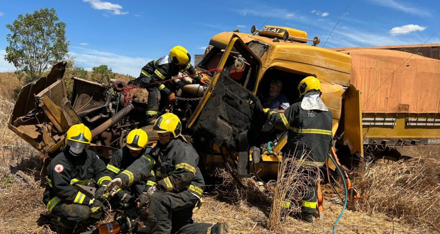 Motorista é resgatado após grave acidente com caminhão trator na TO-080