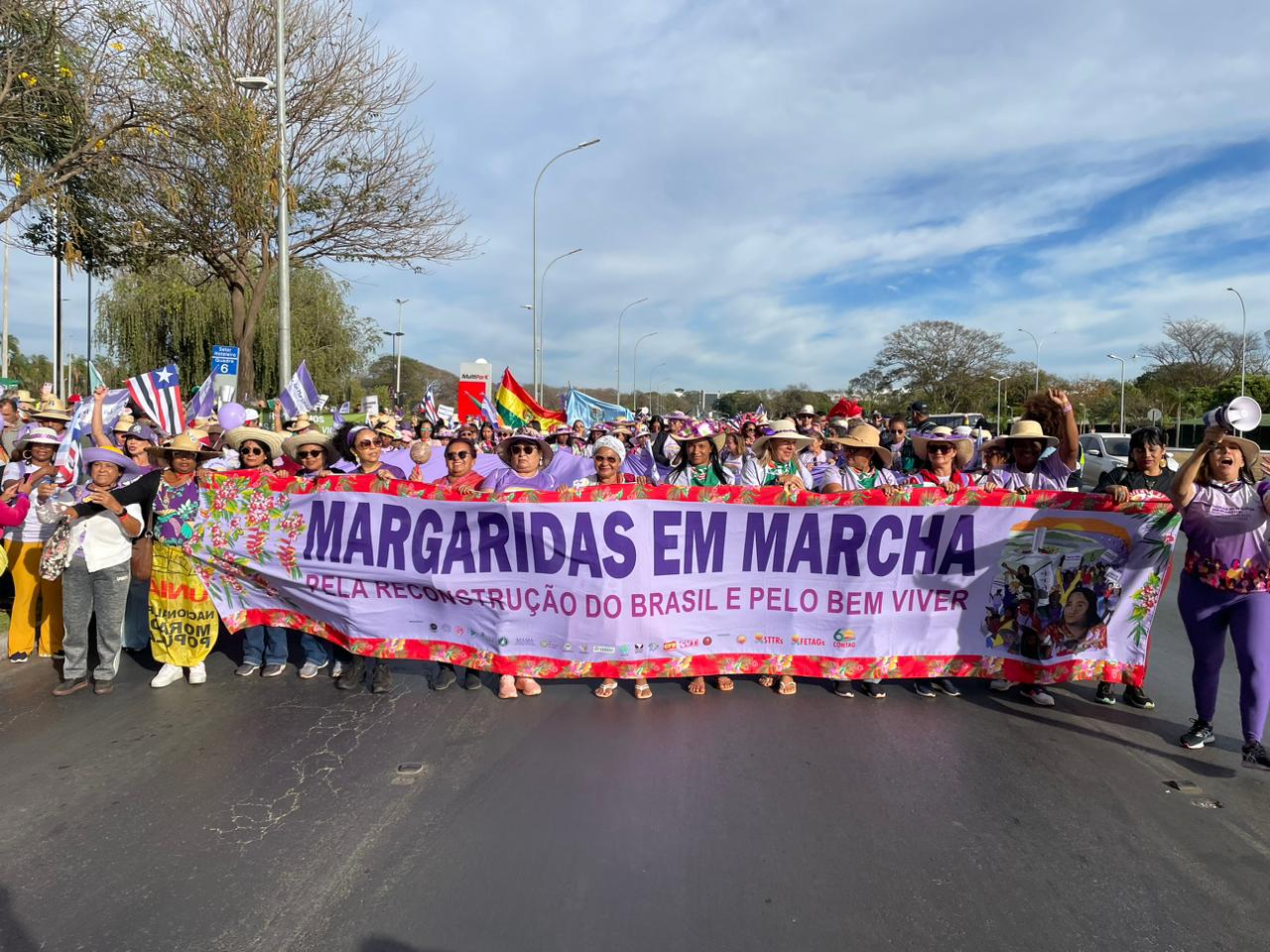 A Marcha das Margaridas em direção à Esplanada dos Ministérios acontece na manhã desta quarta-feira (16) -Foto: Paulo Marcial/Portal Norte
