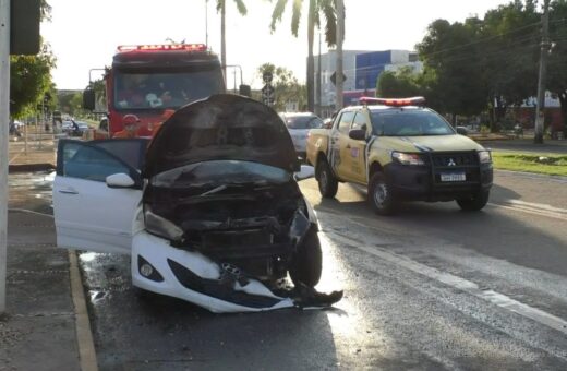 Veículo pega fogo na Avenida JK em Palmas