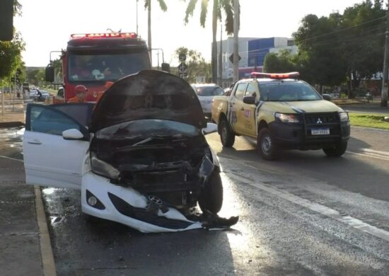 Veículo pega fogo na Avenida JK em Palmas