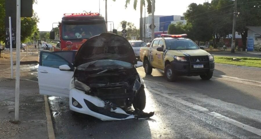 Veículo pega fogo na Avenida JK em Palmas