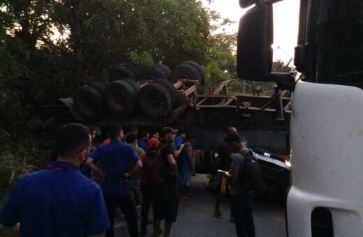 VÍDEO: Carreta tomba e ‘esmaga’ veículo na estrada do Puraquequara