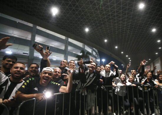 Torcedores do Botafogo recepcionam o elenco após derrota contra Defensa y Justicia por 2 a 1 - Foto: Reprodução/ X @CentralBotafogo