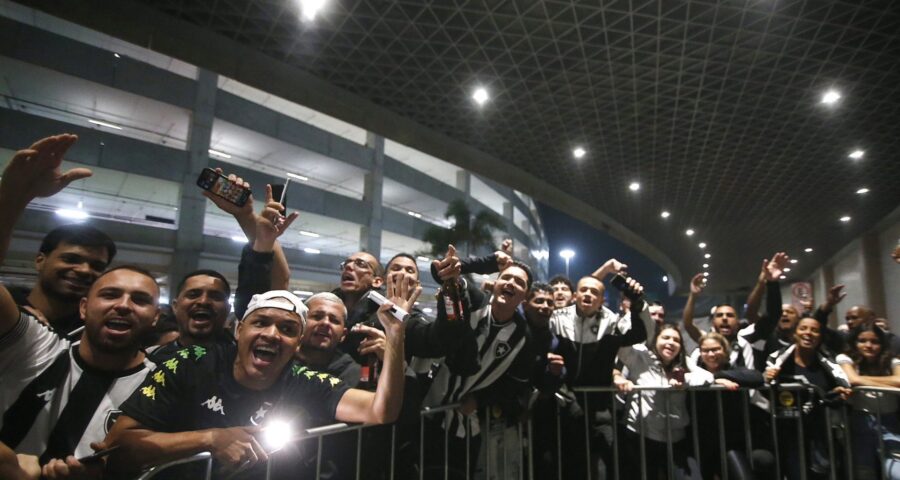 Torcedores do Botafogo recepcionam o elenco após derrota contra Defensa y Justicia por 2 a 1 - Foto: Reprodução/ X @CentralBotafogo