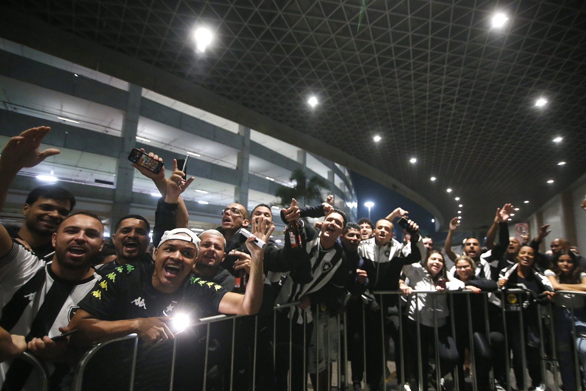 Torcedores do Botafogo recepcionam o elenco após derrota contra Defensa y Justicia por 2 a 1 - Foto: Reprodução/ X @CentralBotafogo