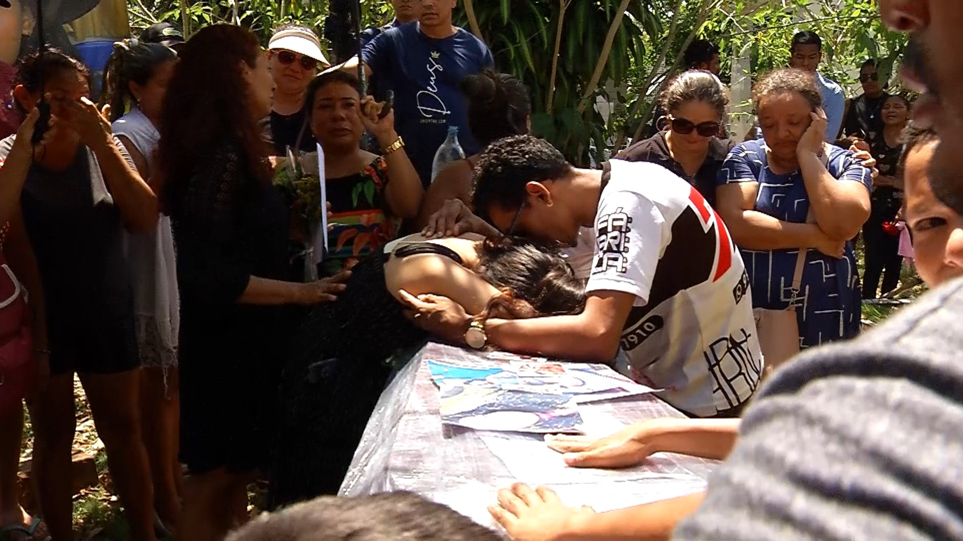 Enterro de jovem que morreu grávida comove parentes e amigos em Manaus - Foto: Reprodução/TV Norte Amazonas