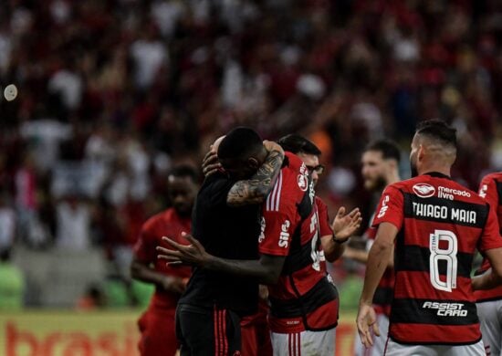 Jogadores do Flamengo comemoram gol com Jorge Sampaoli, técnico da sua equipe durante partida contra o Grêmio no Maracanã - Foto: Thiago Ribeiro/Agif - Agência De Fotografia/Agif - Agência De Fotografia/Estadão Conteúdo