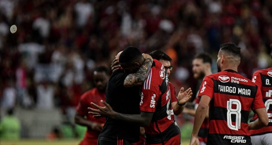 Jogadores do Flamengo comemoram gol com Jorge Sampaoli, técnico da sua equipe durante partida contra o Grêmio no Maracanã - Foto: Thiago Ribeiro/Agif - Agência De Fotografia/Agif - Agência De Fotografia/Estadão Conteúdo