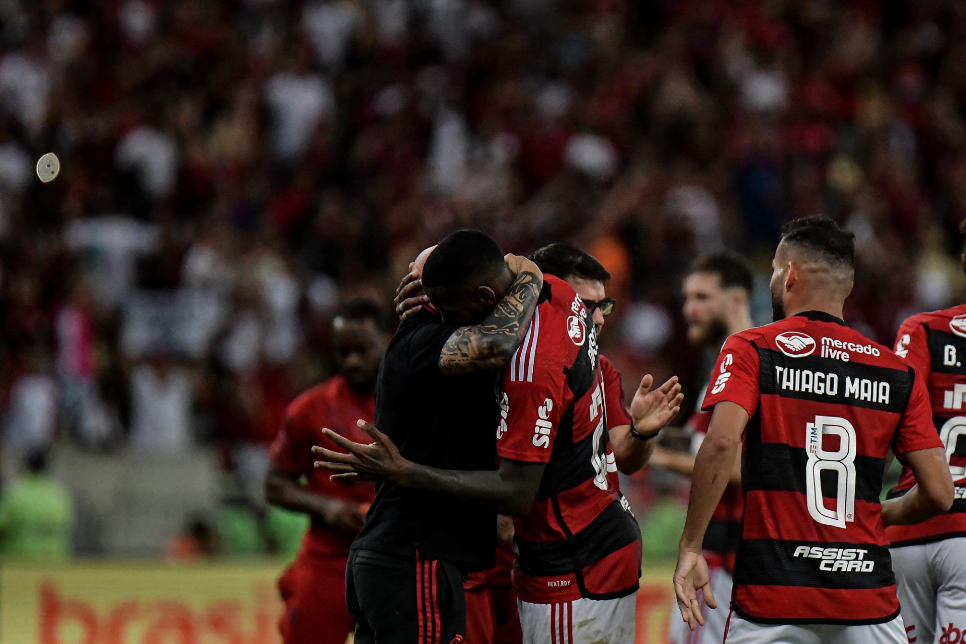 Jogadores do Flamengo comemoram gol com Jorge Sampaoli, técnico da sua equipe durante partida contra o Grêmio no Maracanã - Foto: Thiago Ribeiro/Agif - Agência De Fotografia/Agif - Agência De Fotografia/Estadão Conteúdo