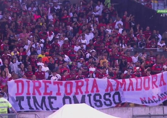 Flamengo é alvo de protesto durante o jogo contra o São Paulo, no Maracanã - Foto: Reprodução/ Reprodução/Premiere