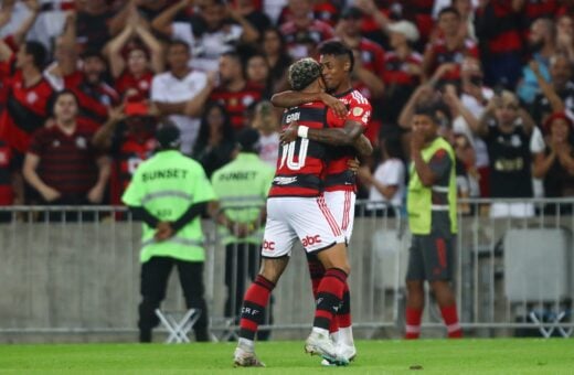 Gabigol e Bruno Henrique comemoram o gol da vitória - Foto: Gilvan de Souza/CRF/divulgação