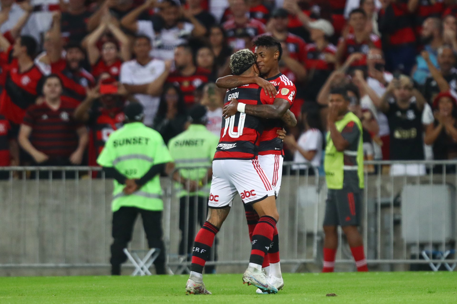 Gabigol e Bruno Henrique comemoram o gol da vitória - Foto: Gilvan de Souza/CRF/divulgação