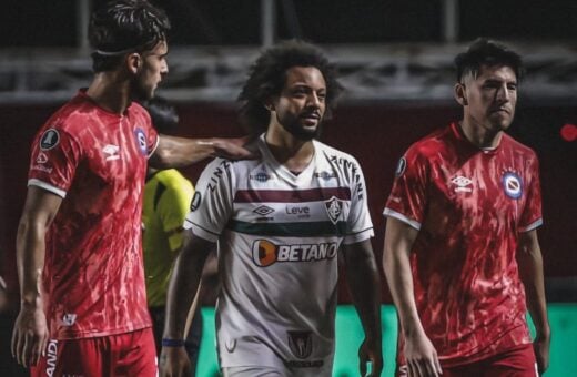 Marcelo é consolado por jogadores do Argentinos Juniors após provocar lesão grave em Sánchez - Foto: Reprodução/Twitter @flupict