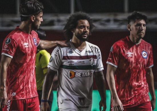 Marcelo é consolado por jogadores do Argentinos Juniors após provocar lesão grave em Sánchez - Foto: Reprodução/Twitter @flupict