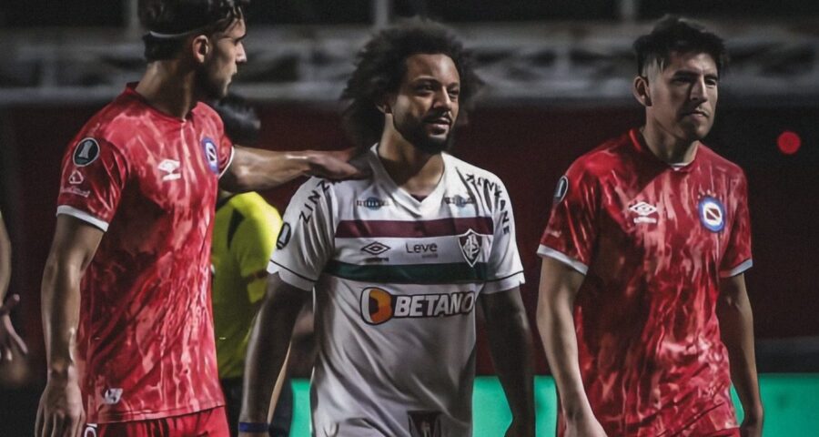 Marcelo é consolado por jogadores do Argentinos Juniors após provocar lesão grave em Sánchez - Foto: Reprodução/Twitter @flupict