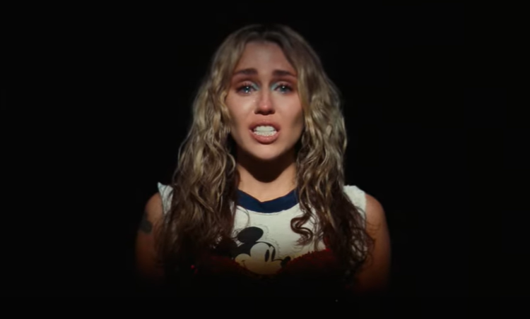 miley-cyrus-used-to-be-young-clipe-foto-reproducao-youtube