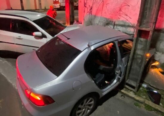 Vítima morre dentro do carro após a colisão - Foto: Divulgação/Corpo de Bombeiros do Ceará