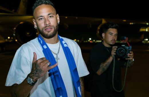 Nome de Neymar é citado em uma faixa estendida na arquibancada no jogo do PSG - Foto: Reprodução/ Instagram @neymarjr