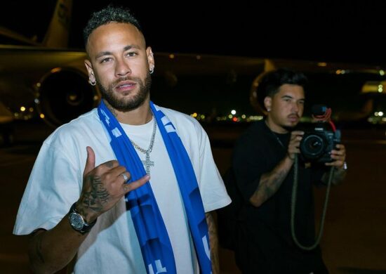 Nome de Neymar é citado em uma faixa estendida na arquibancada no jogo do PSG - Foto: Reprodução/ Instagram @neymarjr