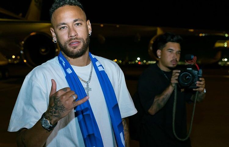 Nome de Neymar é citado em uma faixa estendida na arquibancada no jogo do PSG - Foto: Reprodução/ Instagram @neymarjr