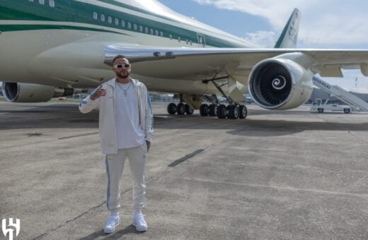 Neymar embaca a caminho da Arábia Saudita. o craque será apresentado neste sábado (18) - Foto: Reprodução/ X @Alhilal_EN