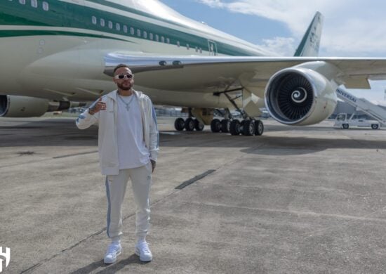 Neymar embaca a caminho da Arábia Saudita. o craque será apresentado neste sábado (18) - Foto: Reprodução/ X @Alhilal_EN