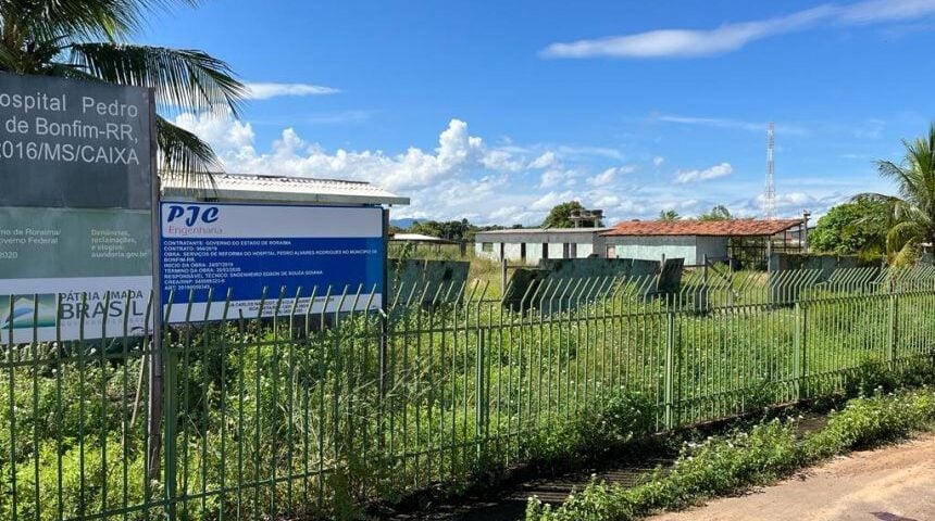 Governo de RR é multado em R$ 300 mil por não reformar hospital de Bonfim A Justiça de Roraima multou o Governo do Estado em R$ 300 mil por não terminar a reforma do hospital de Bonfim, única unidade hospitalar do município. A decisão foi assinada nesse domingo (6) pela juíza Liliane Cardoso da Vara da Fazenda Pública de Bonfim e, também, determinou o bloqueio de contas do Governo. Segundo a decisão, o valor da multa será revertido a fundo específico gerido pelo Ministério Público de Roraima (MP-RR). Denúncia A ação foi movida pelo Ministério Público de Roraima (MP-RR) em 2015. Entretanto, a reforma iniciou em junho de 2019, com prazo de finalização previsto para fevereiro de 2020. Segundo informou o Governo na época, a obra iria custar R$ 3,5 milhões. Até o momento, a reforma não foi concluída e segue com três anos de atraso. 30 dias para resolver o problema O Governo tem 30 dias para apresentar um cronograma para conclusão da obra. Caso não cumpra com a determinação, o MP poderá pedir vista dos autos para requerer o que achar de direito. Outro lado O Portal Norte solicitou posicionamento do Governo de Roraima acerca do assunto, e aguarda retorno.