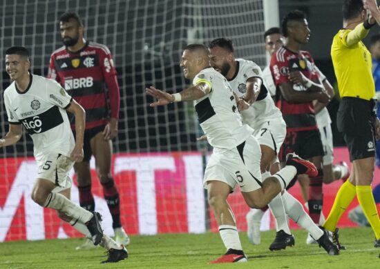 Olimpia celebra mais um gol contra o Flamengo no Defensores del Chaco - Foto: Foto: Jorge Saenz/Associated Press/Estadão Conteúdo